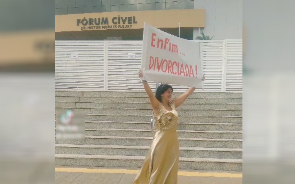 Aracélia no Fórum de Goiânia com um vestido longo de cor dourada escolhido especialmente para a comemoração do divórcio — Foto: Aracélia Albuquerque/Arquivo pessoal