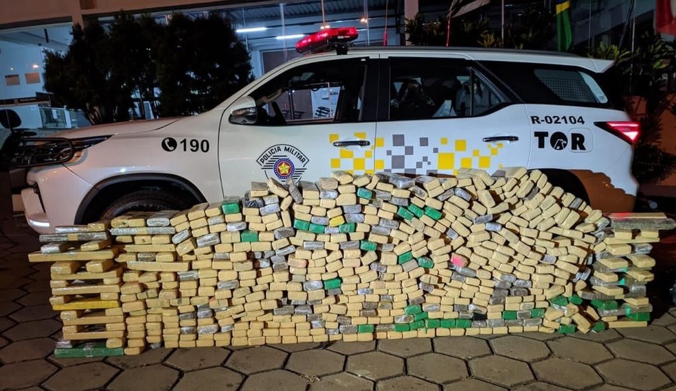 Policiais encontraram 586 tijolos da droga, que pesaram 532,6 quilos — Foto: Polícia Rodoviária/Divulgação