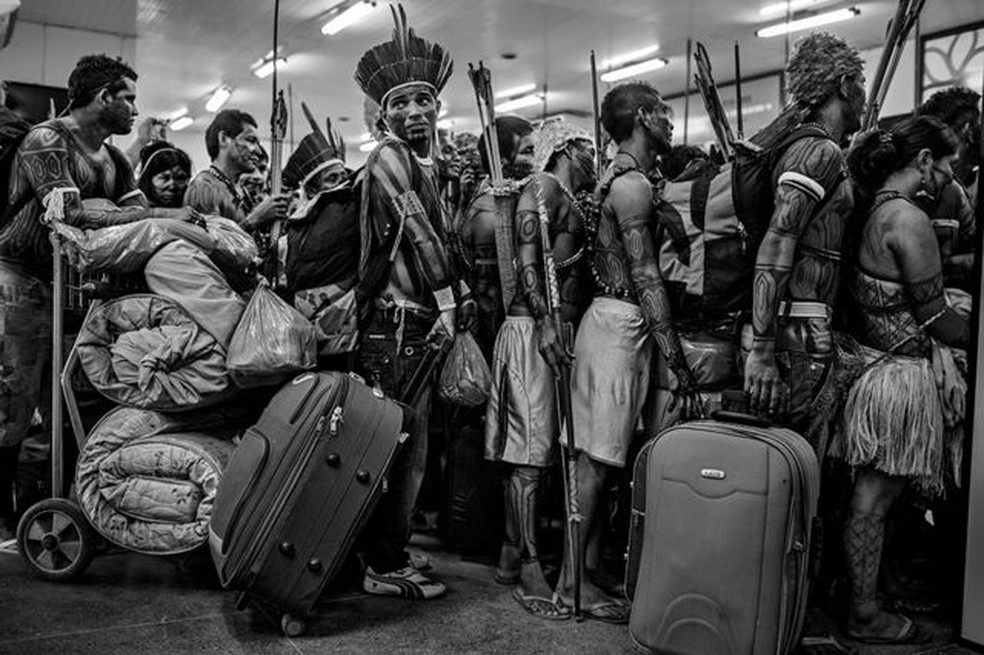 Membros da comunidade Munduruku fazem fila para embarcar em avião no Aeroporto de Altamira, no Pará, Brasil — Foto: Lalo de Almeida para Folha de S.Paulo