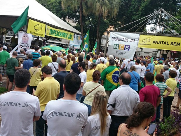 Protestantes se reunem em praça de Rio Preto (Foto: Renata Fernandes/G1)