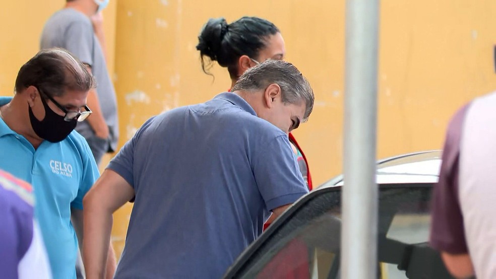 Washington Reis, sem m&aacute;scara, cumprimenta pessoas em carro que foi a posto de vacina&ccedil;&atilde;o &mdash; Foto: Reprodu&ccedil;&atilde;o/TV Globo