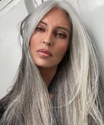 Cabelos grisalhos: a influenciadora Annika Vonholdt  (Foto: Reprodução Instagram)