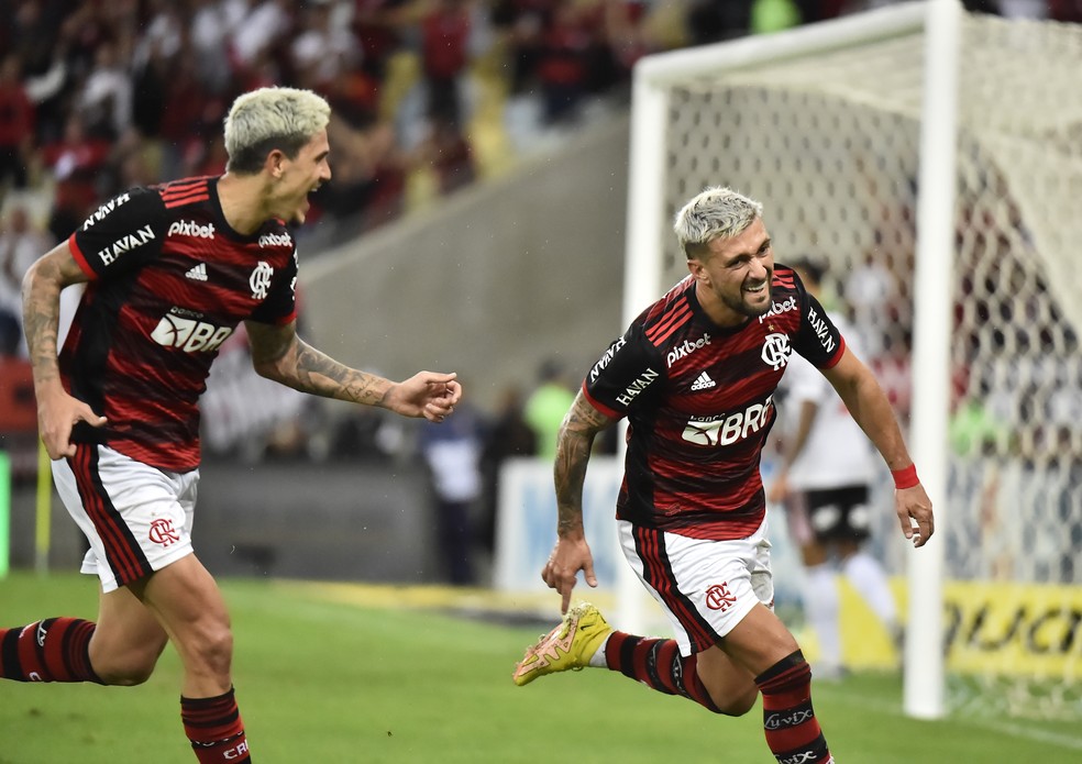 Arrascaeta comemora gol do Flamengo ao lado de Pedro — Foto: André Durão / ge