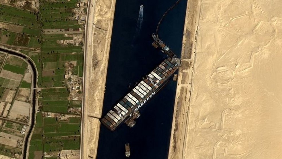 Escavadeiras e rebocadores estão sendo usados para desencalhar o navio — Foto: Getty Images via BBC