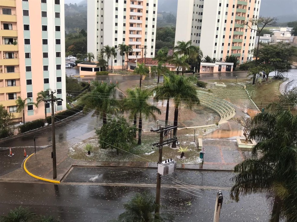 Moradores registram chuva de granizo em Jundiaí — Foto: TV TEM