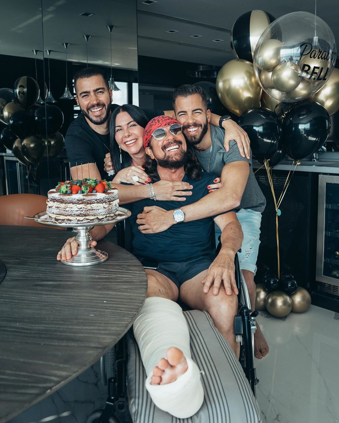 Bell Marques comemora seu aniversário com a mulher, Ana Marques, e os filhos, Pipo e Rafa Marques (Foto: Reprodução/Instagram)