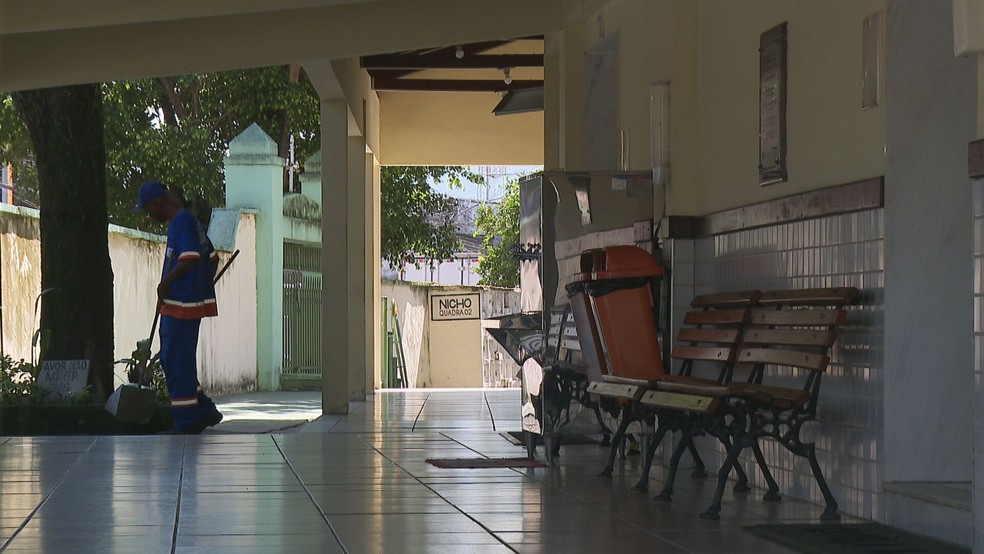 Cemitério de Queimados, na Baixada Fluminense — Foto: Reprodução/TV Globo 