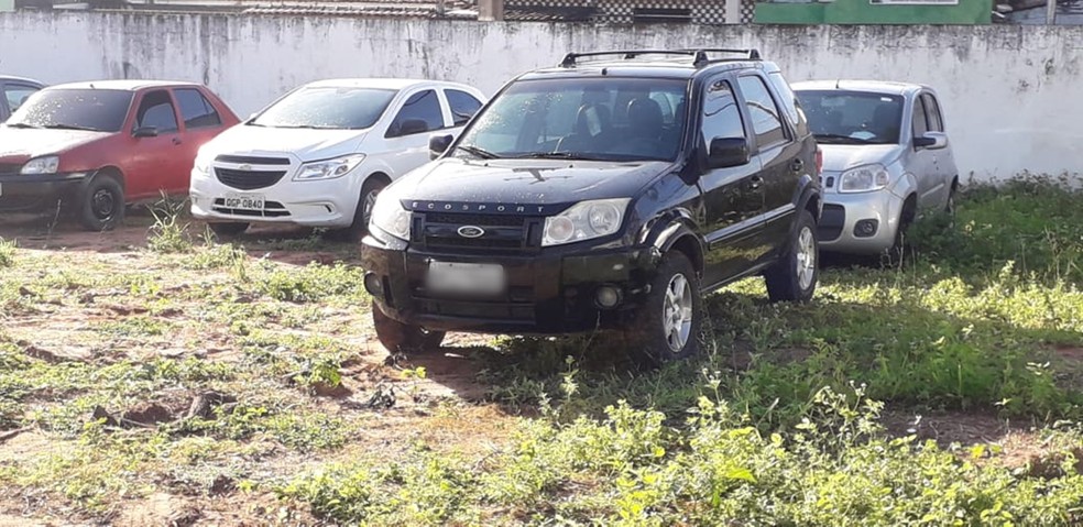 Segundo a polÃ­cia, Ecosport usado pelos assaltantes pertence ao pai de um dos suspeitos preso â€” Foto: KlÃªnyo GalvÃ£o/Inter TV Cabugi