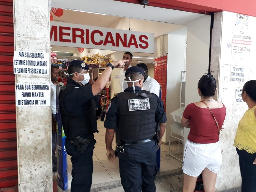 Guardas Municipais fecharam a loja e levaram o gerente para a delegacia — Foto: Guarda Municipal