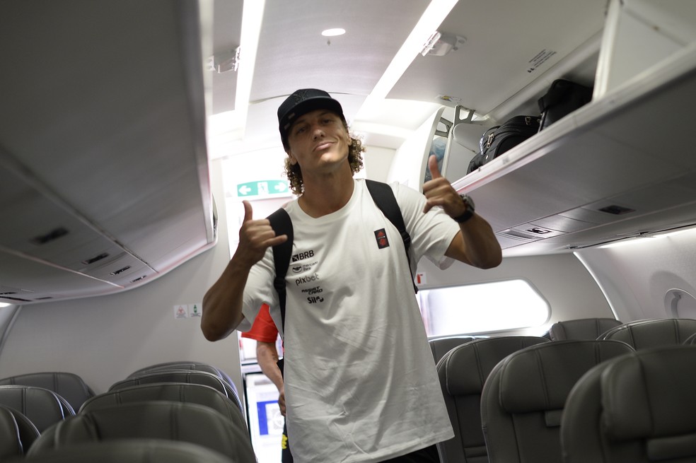 David Luiz no embarque do Flamengo &mdash; Foto: Marcelo Cort&ecirc;s/Flamengo