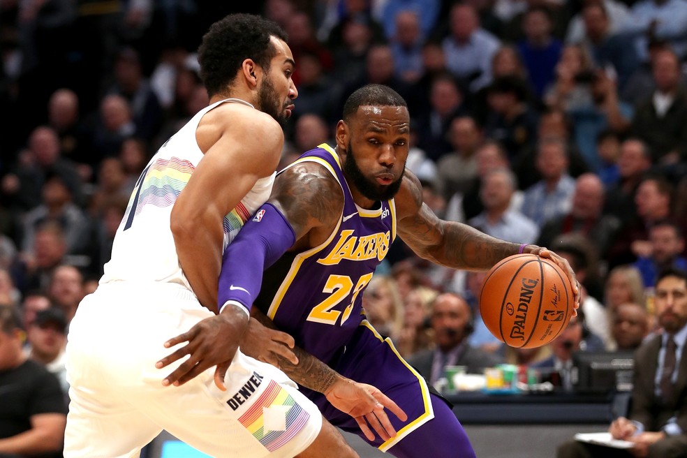 LeBron não se criou diante da marcação do Denver — Foto: Getty