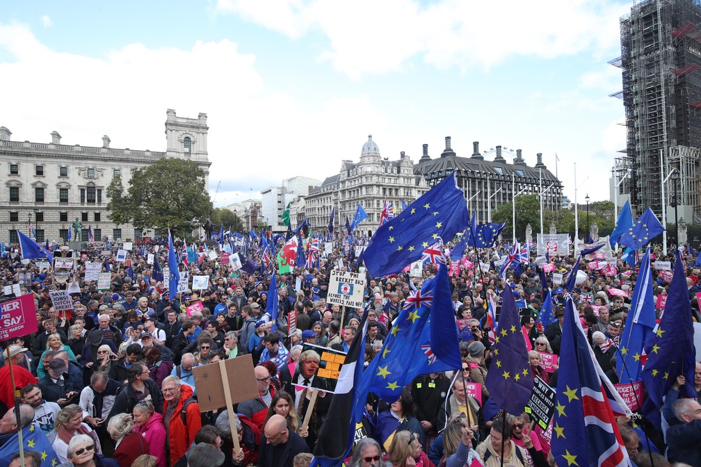Manifestantes ocupam a porta do Parlamento Britânico, em Londres — Foto: PA Media/Reuters