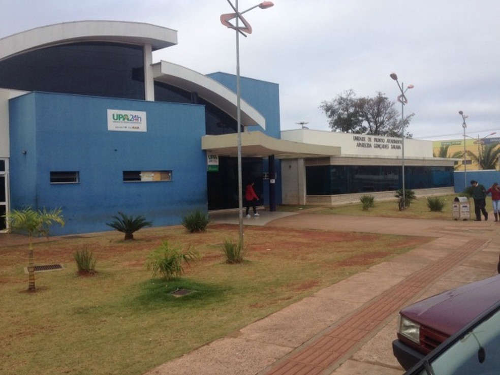 Paciente com culuna travada foi levada para UPA UniversitÃ¡ria de Campo Grande (MS) â Foto: Nadyenka Castro/G1 MS