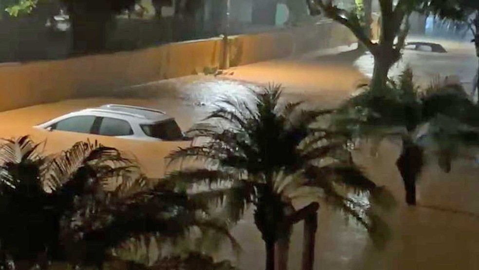 Rua alagada em Juquehy, em São Sebastião, Litoral Norte de SP — Foto: Roberto Kovalick