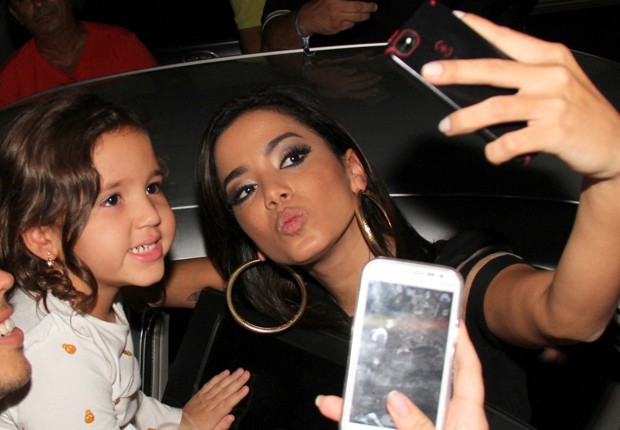 Anitta Posa Para Selfie Com Fã Mirim Quem Quem News 0772