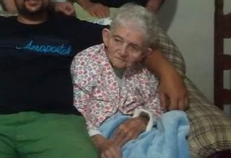 Dona Erondina foi retirada de casa em uma retroescavadeira ap&oacute;s temporal em Petr&oacute;polis &mdash; Foto: Arquivo pessoal
