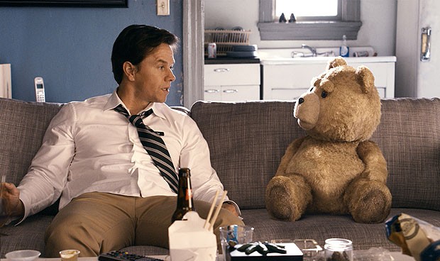 Mark Wahlberg contracena com um ursinho de pelúcia na comédia adulta 'Ted', que estreou em primeiro lugar nos EUA e no Canadá no último final de semana de junho de 2012 (Foto: AP)