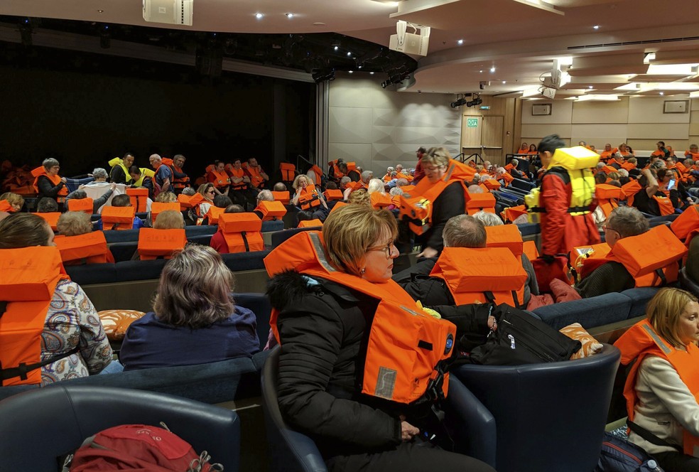 Passageiros a bordo do Viking Sky aguardam ser evacuados neste sÃ¡bado (23) â€” Foto: Michal Stewart via AP