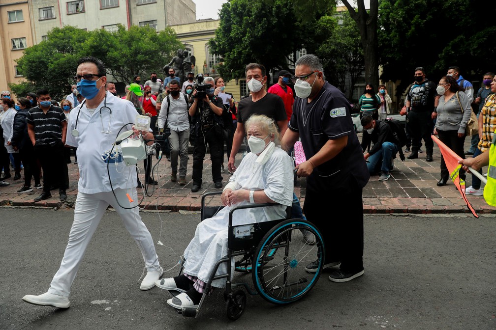 Médicos e pacientes precisam sair de hospital por causa de terremoto no México, em 23 de junho de 2020 — Foto: Carlos Jasso/Reuters