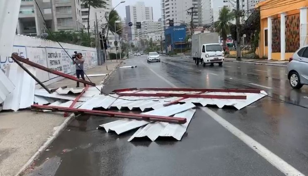 Na Avenida Abolição, em Fortaleza, uma placa derrubada pelo vento obstruiu parte da via. — Foto: Almir Gadelha/Sistema Verdes Mares