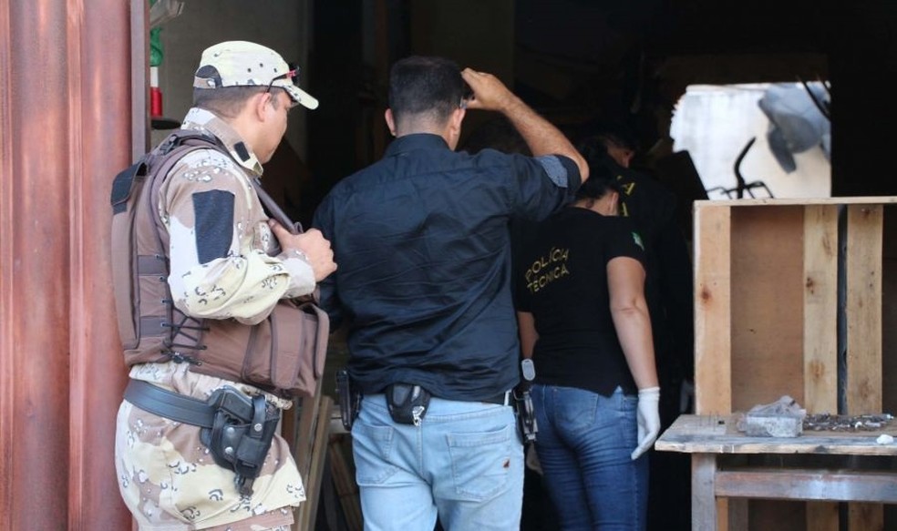 Policiais e peritos entram em local de crime em Mossoró, RN  (Foto: Marcelino Neto/O Câmera)