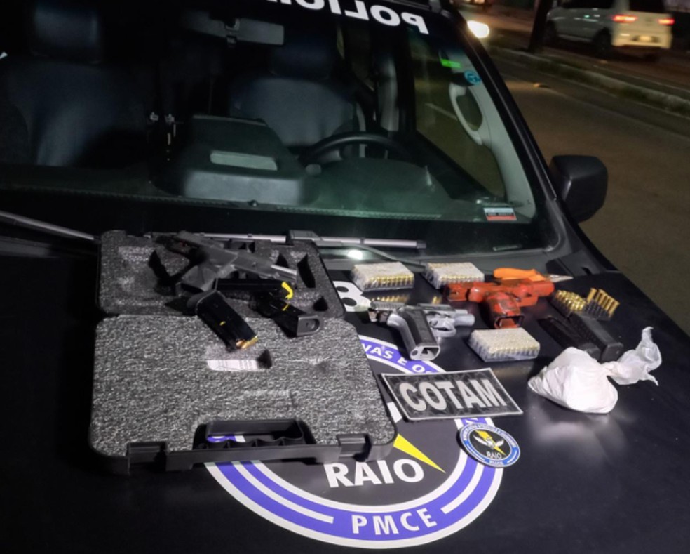 Foram apreendidas três pistolas, 180 cartuchos, pasta base para cocaína, munições de 380 e uma farda do exército. — Foto: Rafaela Duarte/Sistema Verdes Mares