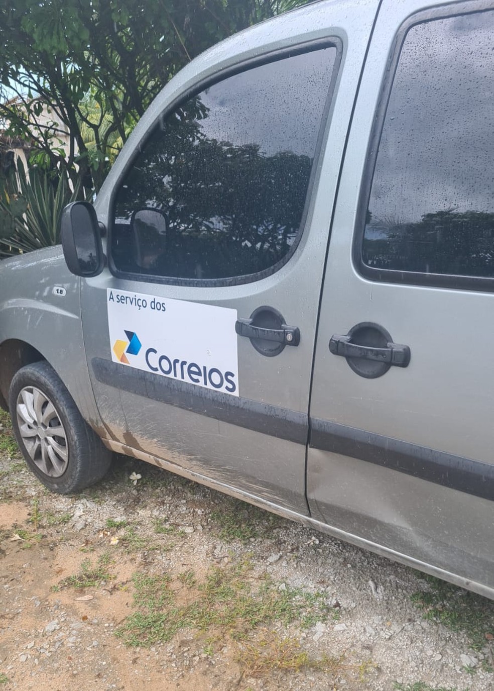 Carro dos Correios recuperado pela Polícia Militar, em Jacarapé — Foto: Divulgação/Polícia Militar