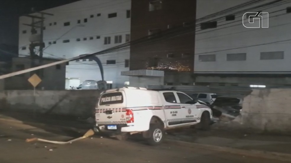 Viatura da Polícia Militar colidiu em poste e atingiu muro do Hospital da Criança, em São Luís — Foto: Reprodução/Redes sociais