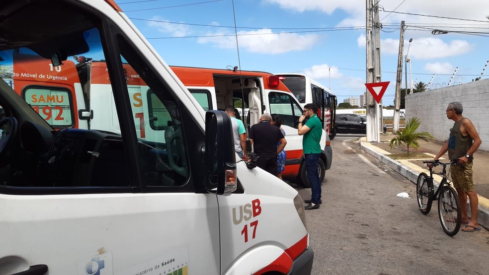 Pessoas que se feriram em acidente entre micro-Ã´nibus em Natal foram atendidas no local da batida â€” Foto: SÃ©rgio Henrique Santos/Inter TV Cabugi