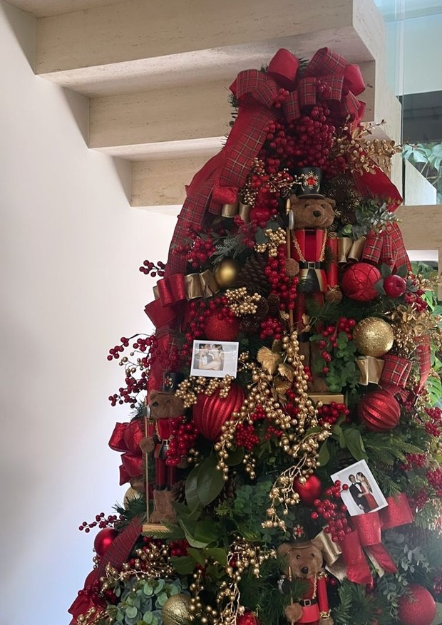 Marina Ruy Barbosa mostra árvore de Natal romântica decorada com fotos em casal (Foto: Reprodução/ Instagram)