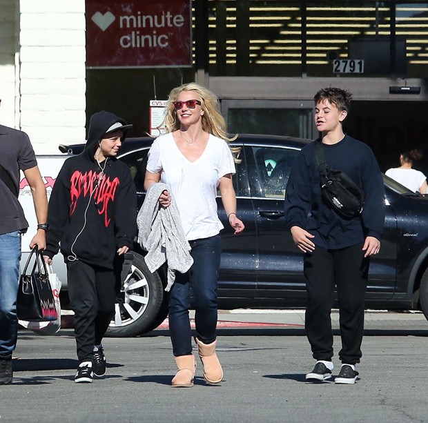 Britney Spears com os filhos (Foto: The Grosby Group)