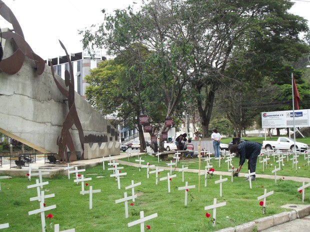 cruzes são colocadas em praça de nova friburgo para relembrar mortos da tragedia (Foto: Heitor Moreira/G1)