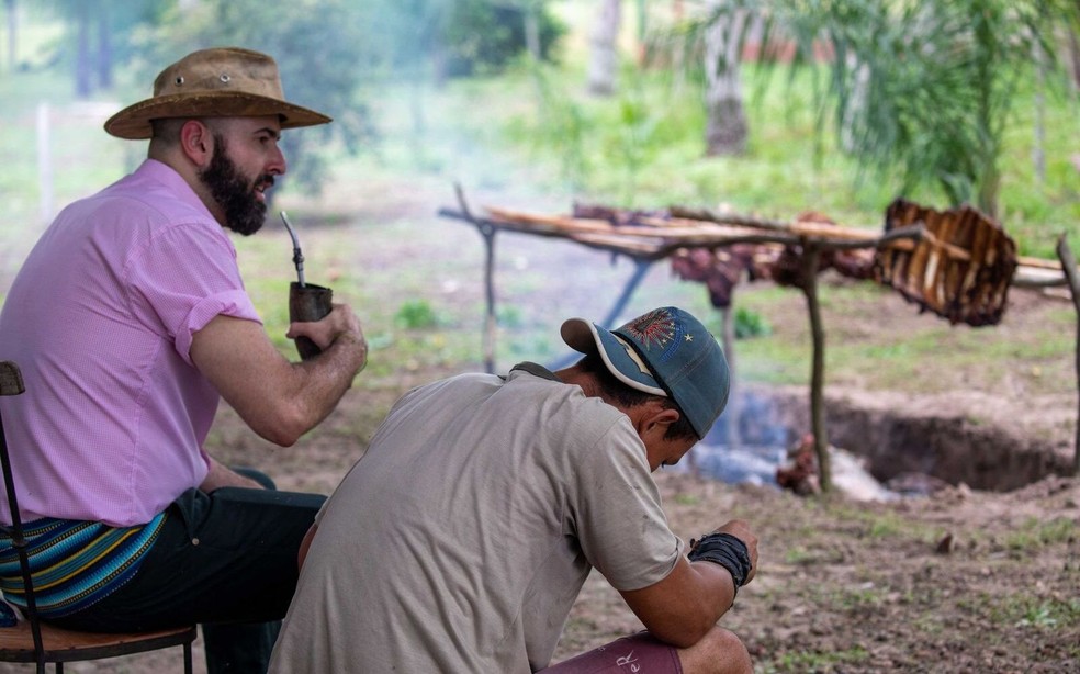 O chef de cozinha Paulo Machado possui um livro sobre a culinária do Pantanal. — Foto: Reprodução/LunaGarcia