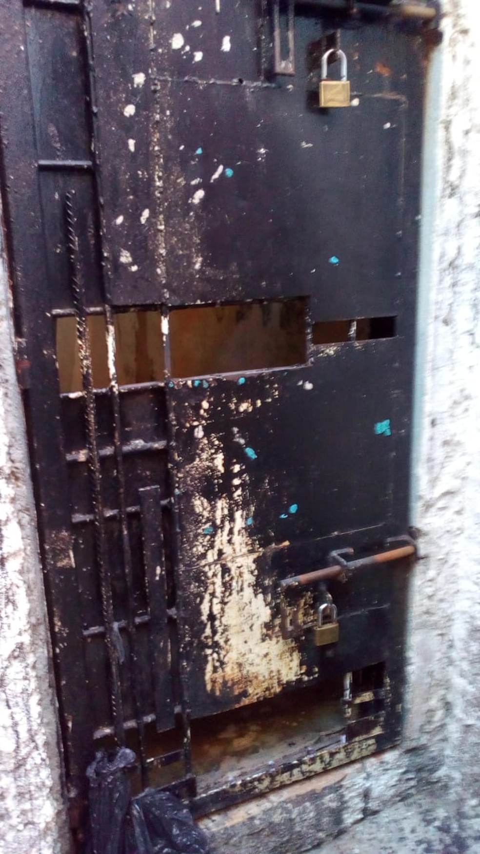 Depois de deixarem a cela, presos foram atÃ© o solÃ¡rio e escaparam pelo telhado â Foto: PolÃ­cia Civil/DivulgaÃ§Ã£o