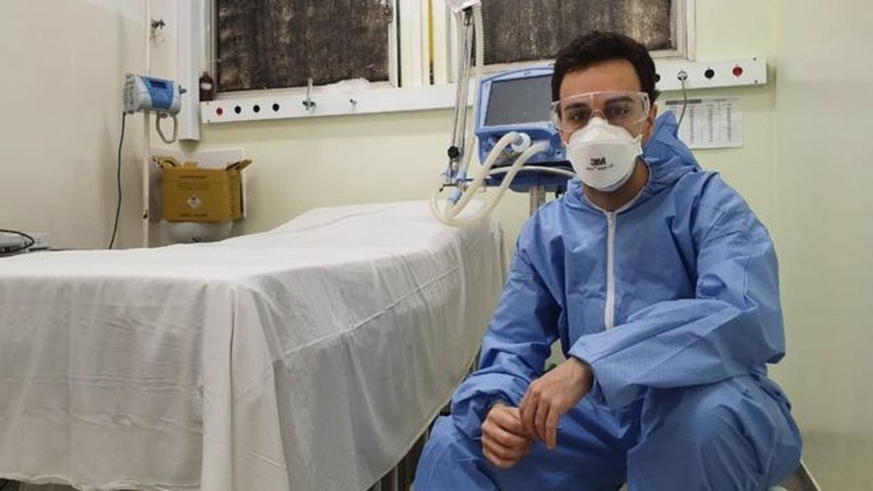 Formado há um ano, médico Iago Polo relatou em seu Twitter uma das situações mais emocionantes que presenciou desde o início da pandemia de covid-19 — Foto: Arquivo pessoal/via BBC