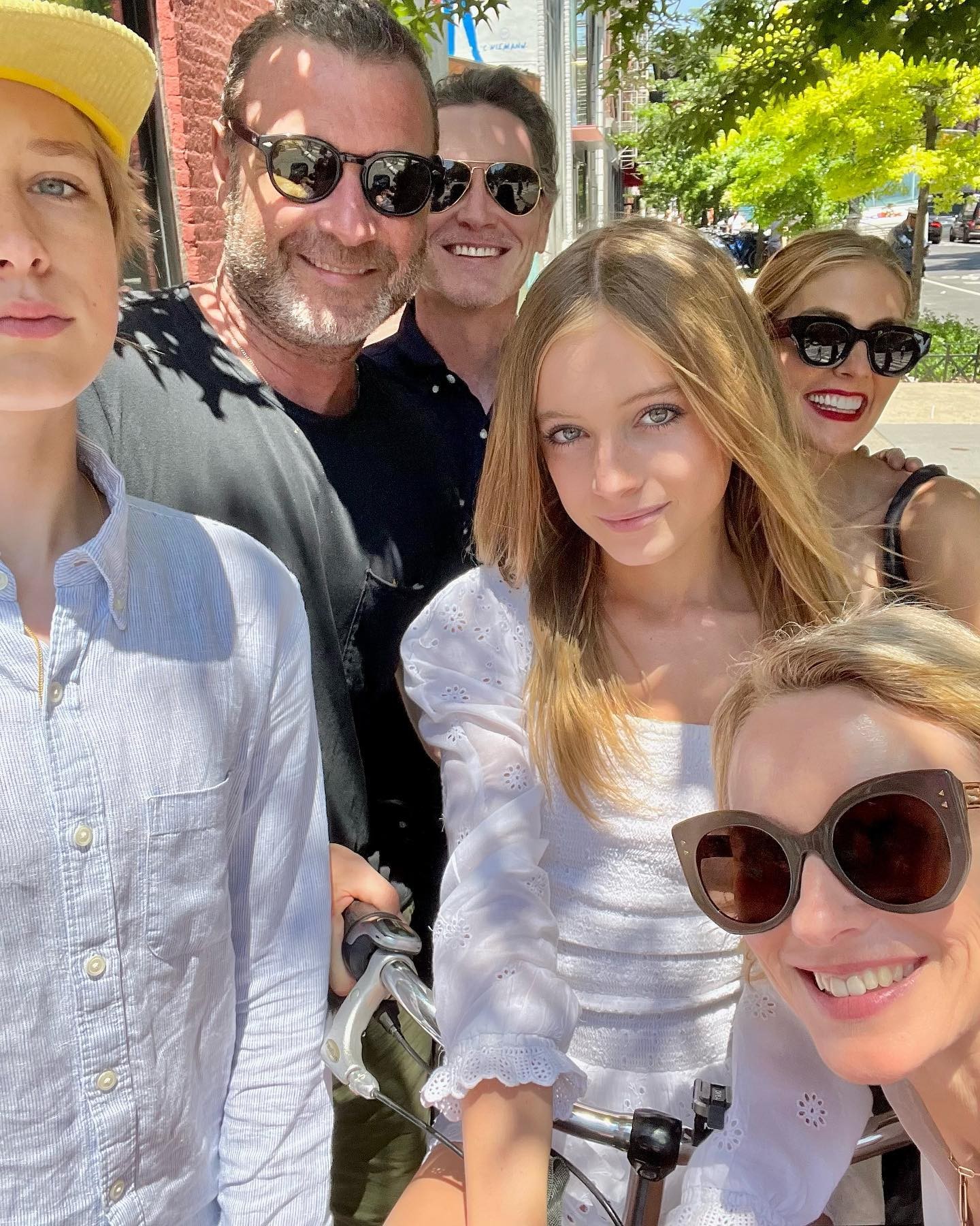 Naomi Watts reúne ex-marido, Liev Schreiber, a namorada dele, Taylor Neisen, e o marido, Billy Crudup, e filhos do ex-casal (Foto: Reprodução/Instagram)
