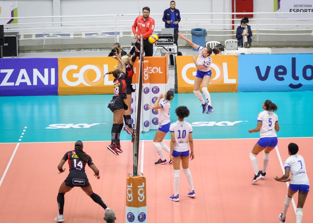 O Sesi-Bauru venceu a terceira partida consecutiva na Superliga e se manteve na cola do G-4 da Superliga — Foto: Divulgação/@carol__fotografia