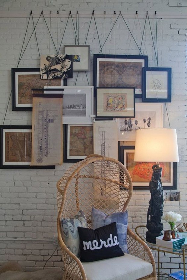 Pendurar seus quadros não significa necessariamente encher sua parede de pregos (Foto: Reprodução/Pinterest)