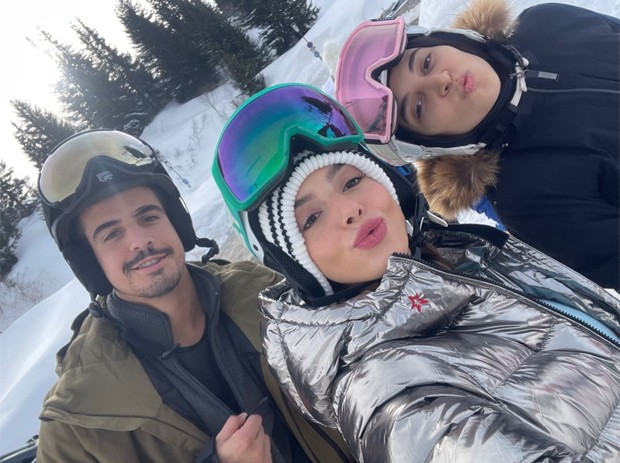 Giovanna Lancellotti está curtindo viagem para os alpes franceses com Gabriel David, Enzo Celulari e amigos (Foto: Reprodução / Instagram)