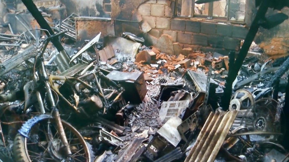 Incêndio atingiu toda a estrutura do imóvel — Foto: Reprodução/Inter TV dos Vales