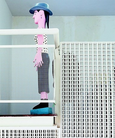 Objeto brasileiro: a boneca adquirida em Alagoas decora a área próxima à escada no projeto da arquiteta Roberta Borsoi (Foto: Lufe Gomes/Life by Lufe)