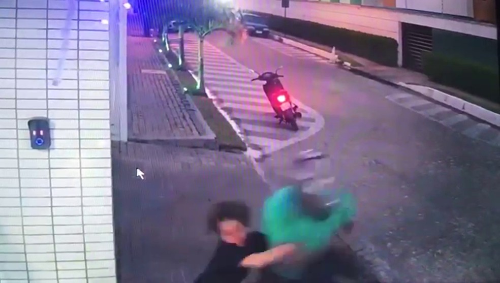 Menino segurou assaltante, mas não evitou que ele fugisse após roubar bolsa de mulher em Cabedelo (Foto: Reprodução/TV Cabo Branco)