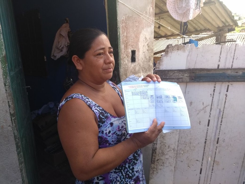 Mãe mostra cartão de vacina do filho Heitor, vítima de sarampo em Manaus (Foto: Ive Rylo/G1)