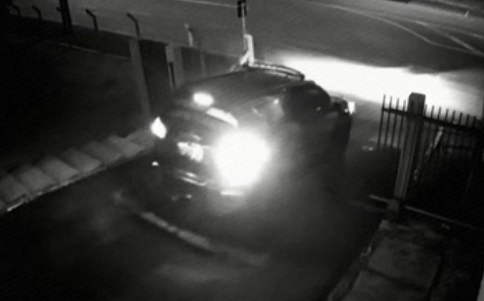 Câmeras registraram momento em que carro de equipe da PM é alvejado por criminosos, em Guarapuava — Foto: Reprodução/RPC