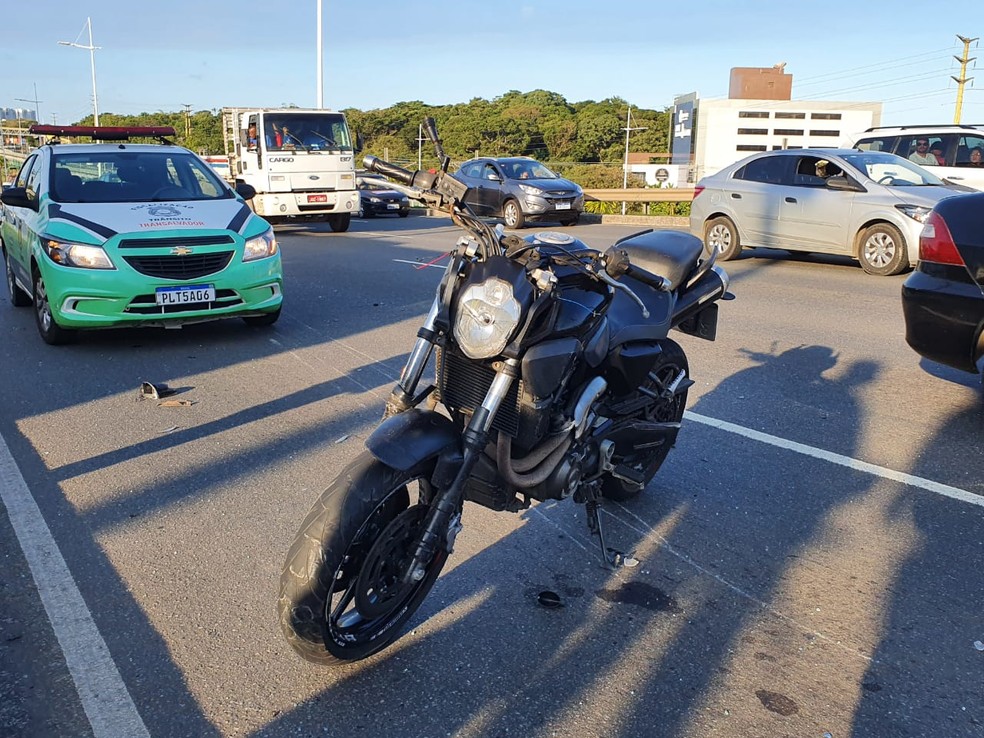 Batida entre carro e motocicleta deixa ferido na Avenida Paralela, em Salvador — Foto: Phael Fernandes / TV Bahia