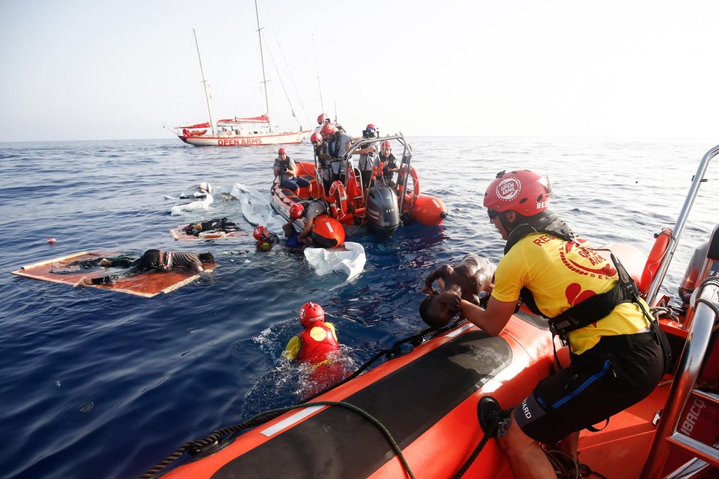 Foto de 2018 mostra resgate de uma mulher de CamarÃµes que sobreviveu a um naufrÃ¡gio no Mar MediterrÃ¢neo â€” Foto: Pau Barrena/AFP