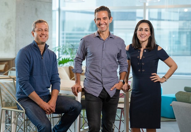 Fernando Miranda, CEO da Easynvest, David Vélez, cofundador do Nubank, e Cristina Junqueira, cofundadora do Nubank (Foto: Divulgação)