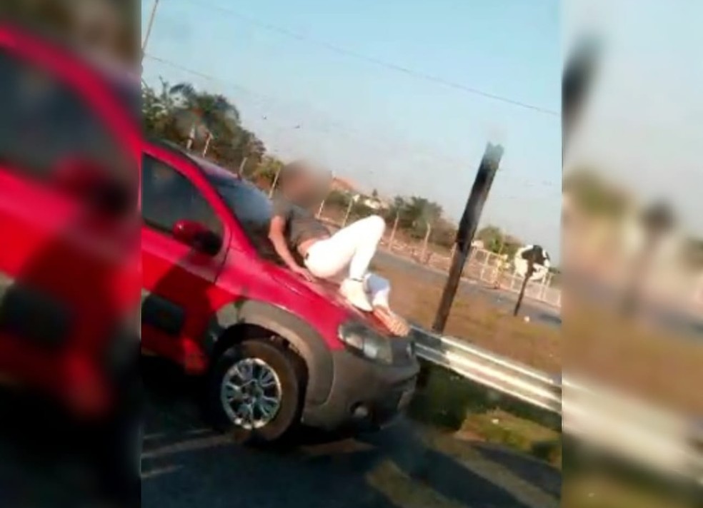Homem é flagrado em cima de capô de carro em movimento na Rodovia João Leme dos Santos — Foto: Arquivo pessoal