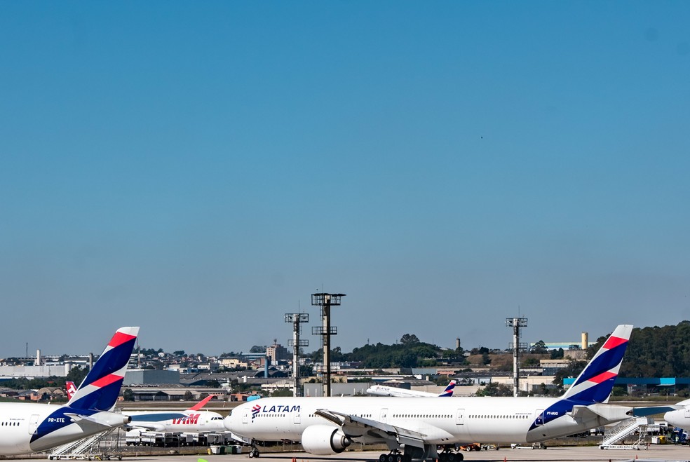 Aviões da Latam parados no Aeroporto Internacional de São Paulo, em Guarulhos, em foto do dia 7 de agosto de 2020. — Foto: Antonio Molina/Estadão Conteúdo