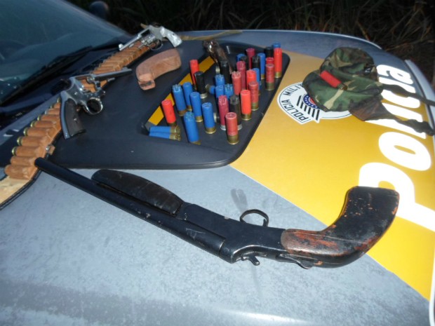 Armas usadas no crime foram apreendidas (Foto: Divulgação / Polícia Rodoviária)